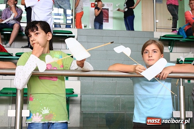 Zdjęcie w galerii na portalu naszraciborz.pl: Puszczali szybowce w Arenie Rafako wiadomości z regionu