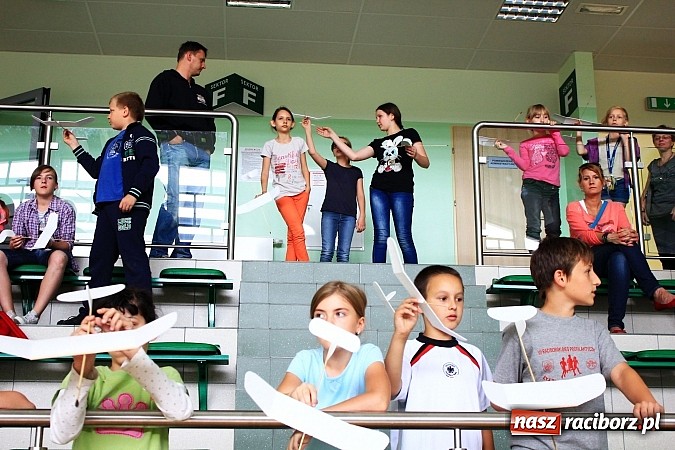 Zdjęcie w galerii na portalu naszraciborz.pl: Puszczali szybowce w Arenie Rafako wiadomości z regionu