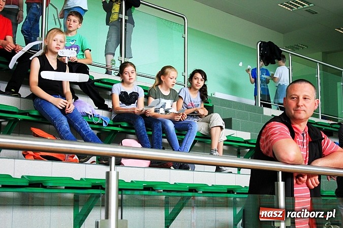 Zdjęcie w galerii na portalu naszraciborz.pl: Puszczali szybowce w Arenie Rafako wiadomości z regionu