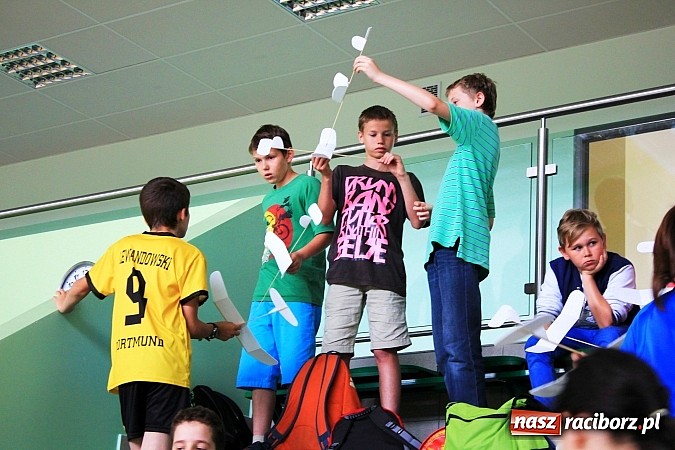 Zdjęcie w galerii na portalu naszraciborz.pl: Puszczali szybowce w Arenie Rafako wiadomości z regionu