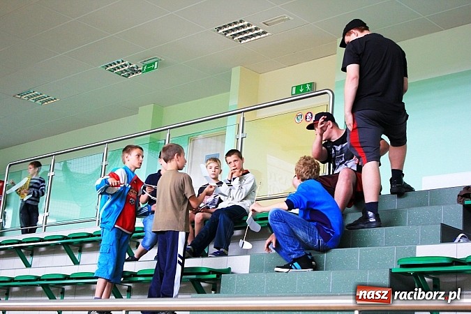 Zdjęcie w galerii na portalu naszraciborz.pl: Puszczali szybowce w Arenie Rafako wiadomości z regionu