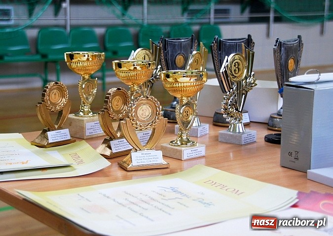 Zdjęcie w galerii na portalu naszraciborz.pl: Puszczali szybowce w Arenie Rafako wiadomości z regionu