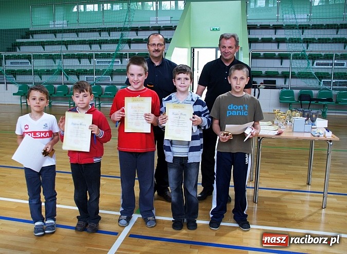 Zdjęcie w galerii na portalu naszraciborz.pl: Puszczali szybowce w Arenie Rafako wiadomości z regionu
