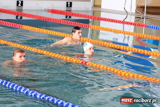 Zdjęcie w galerii na portalu naszraciborz.pl: Piknik pływacki w ZSOMS wiadomości z regionu