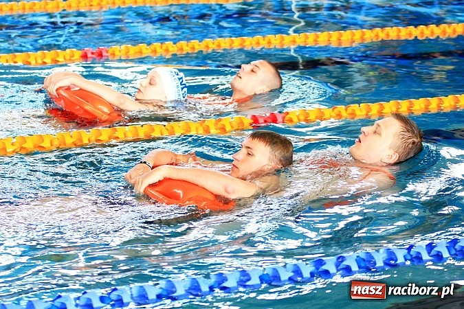 Zdjęcie w galerii na portalu naszraciborz.pl: Piknik pływacki w ZSOMS wiadomości z regionu