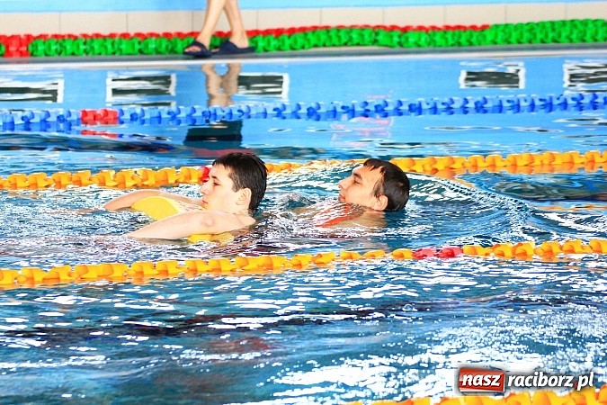 Zdjęcie w galerii na portalu naszraciborz.pl: Piknik pływacki w ZSOMS wiadomości z regionu