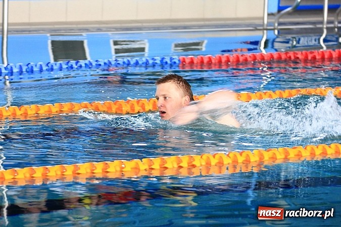 Zdjęcie w galerii na portalu naszraciborz.pl: Piknik pływacki w ZSOMS wiadomości z regionu
