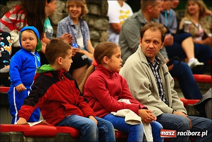 Zdjęcie w galerii na portalu naszraciborz.pl: Freestyle Streets Owners - doskonałe kaskaderskie show na stadionie wiadomości z regionu