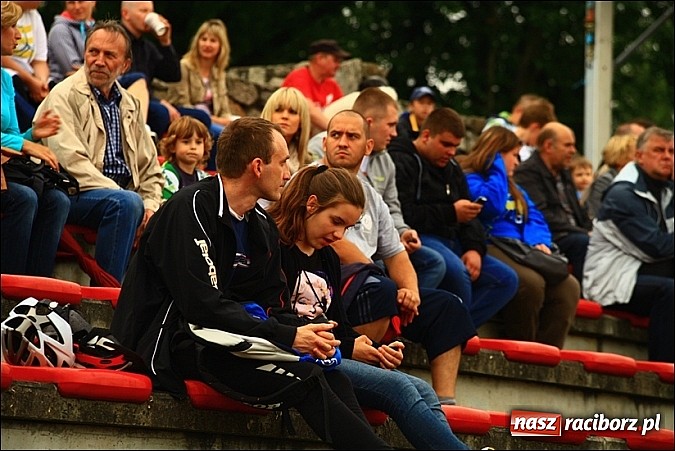 Zdjęcie w galerii na portalu naszraciborz.pl: Freestyle Streets Owners - doskonałe kaskaderskie show na stadionie wiadomości z regionu