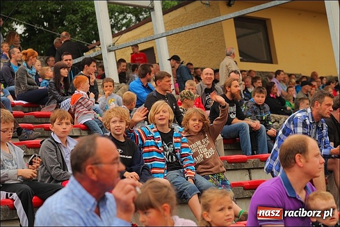Zdjęcie w galerii na portalu naszraciborz.pl: Freestyle Streets Owners - doskonałe kaskaderskie show na stadionie wiadomości z regionu