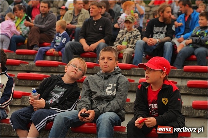 Zdjęcie w galerii na portalu naszraciborz.pl: Freestyle Streets Owners - doskonałe kaskaderskie show na stadionie wiadomości z regionu