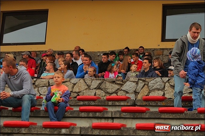 Zdjęcie w galerii na portalu naszraciborz.pl: Freestyle Streets Owners - doskonałe kaskaderskie show na stadionie wiadomości z regionu