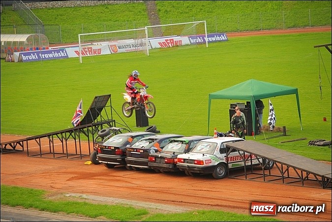 Zdjęcie w galerii na portalu naszraciborz.pl: Freestyle Streets Owners - doskonałe kaskaderskie show na stadionie wiadomości z regionu
