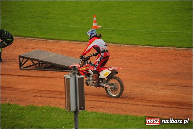 Zdjęcie w galerii na portalu naszraciborz.pl: Freestyle Streets Owners - doskonałe kaskaderskie show na stadionie wiadomości z regionu