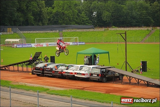 Zdjęcie w galerii na portalu naszraciborz.pl: Freestyle Streets Owners - doskonałe kaskaderskie show na stadionie wiadomości z regionu
