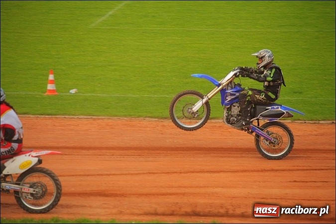 Zdjęcie w galerii na portalu naszraciborz.pl: Freestyle Streets Owners - doskonałe kaskaderskie show na stadionie wiadomości z regionu