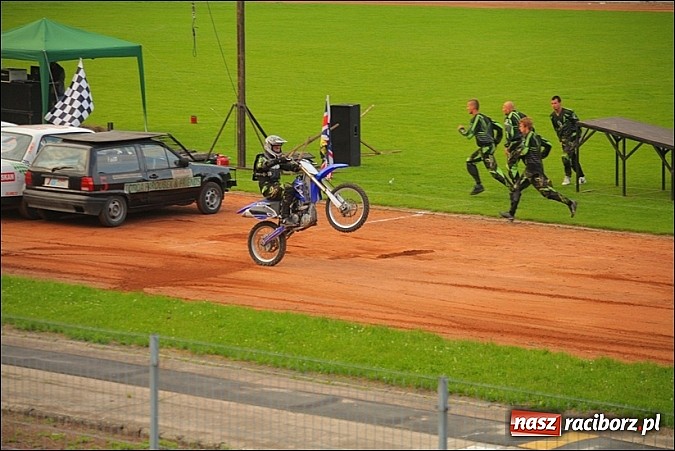 Zdjęcie w galerii na portalu naszraciborz.pl: Freestyle Streets Owners - doskonałe kaskaderskie show na stadionie wiadomości z regionu