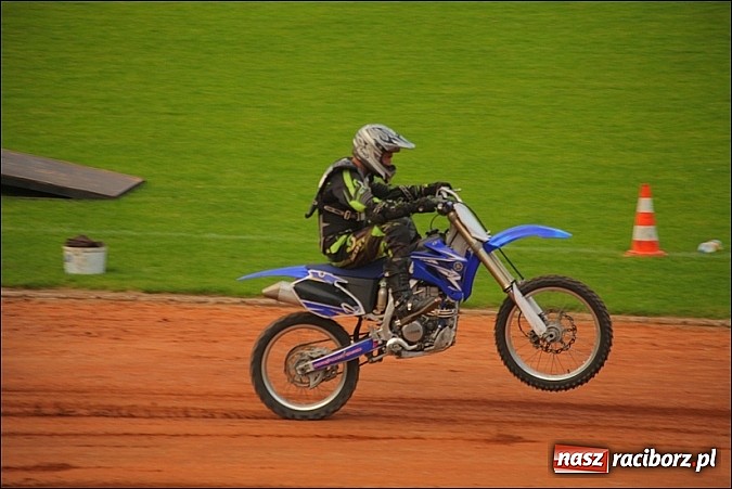 Zdjęcie w galerii na portalu naszraciborz.pl: Freestyle Streets Owners - doskonałe kaskaderskie show na stadionie wiadomości z regionu