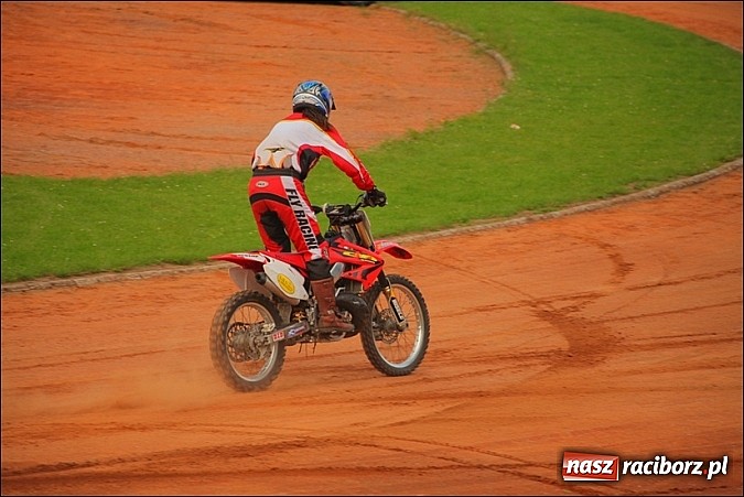 Zdjęcie w galerii na portalu naszraciborz.pl: Freestyle Streets Owners - doskonałe kaskaderskie show na stadionie wiadomości z regionu