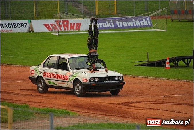 Zdjęcie w galerii na portalu naszraciborz.pl: Freestyle Streets Owners - doskonałe kaskaderskie show na stadionie wiadomości z regionu