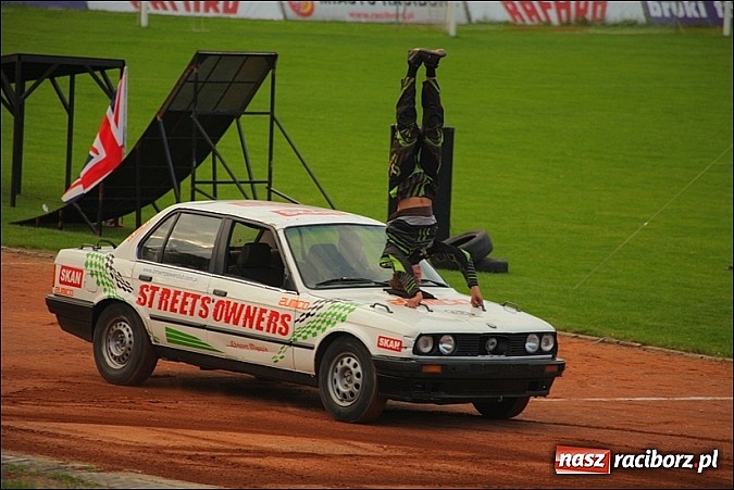 Zdjęcie w galerii na portalu naszraciborz.pl: Freestyle Streets Owners - doskonałe kaskaderskie show na stadionie wiadomości z regionu