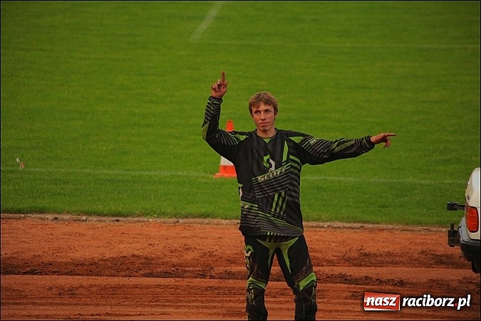 Zdjęcie w galerii na portalu naszraciborz.pl: Freestyle Streets Owners - doskonałe kaskaderskie show na stadionie wiadomości z regionu