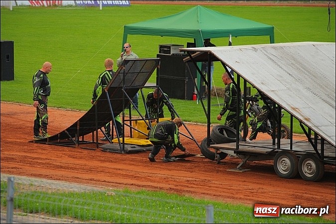 Zdjęcie w galerii na portalu naszraciborz.pl: Freestyle Streets Owners - doskonałe kaskaderskie show na stadionie wiadomości z regionu