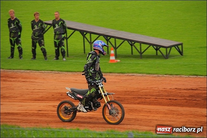 Zdjęcie w galerii na portalu naszraciborz.pl: Freestyle Streets Owners - doskonałe kaskaderskie show na stadionie wiadomości z regionu