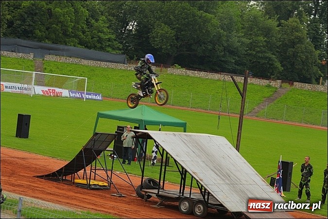 Zdjęcie w galerii na portalu naszraciborz.pl: Freestyle Streets Owners - doskonałe kaskaderskie show na stadionie wiadomości z regionu