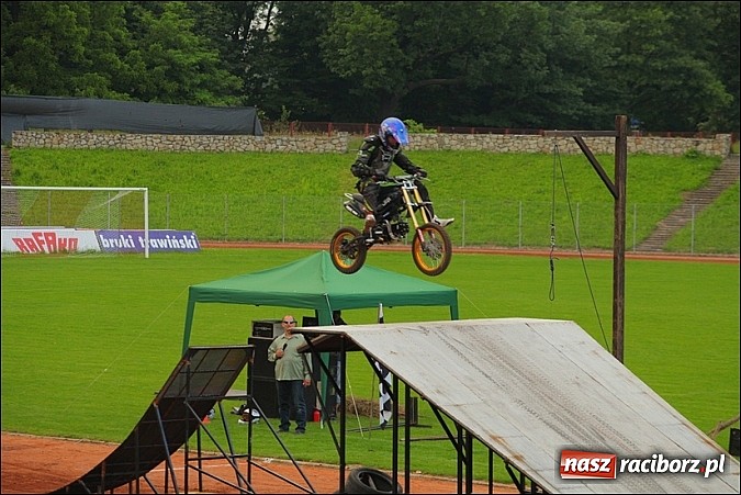 Zdjęcie w galerii na portalu naszraciborz.pl: Freestyle Streets Owners - doskonałe kaskaderskie show na stadionie wiadomości z regionu