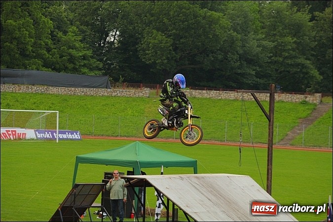 Zdjęcie w galerii na portalu naszraciborz.pl: Freestyle Streets Owners - doskonałe kaskaderskie show na stadionie wiadomości z regionu