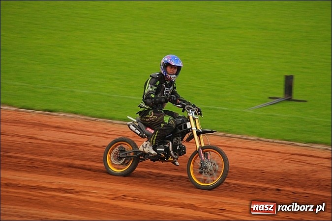 Zdjęcie w galerii na portalu naszraciborz.pl: Freestyle Streets Owners - doskonałe kaskaderskie show na stadionie wiadomości z regionu