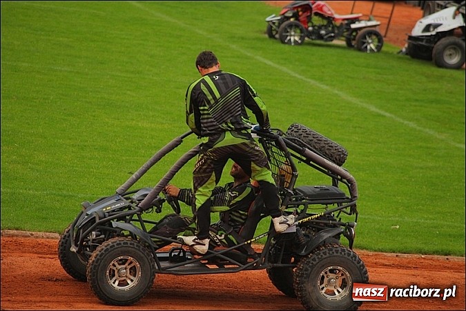 Zdjęcie w galerii na portalu naszraciborz.pl: Freestyle Streets Owners - doskonałe kaskaderskie show na stadionie wiadomości z regionu