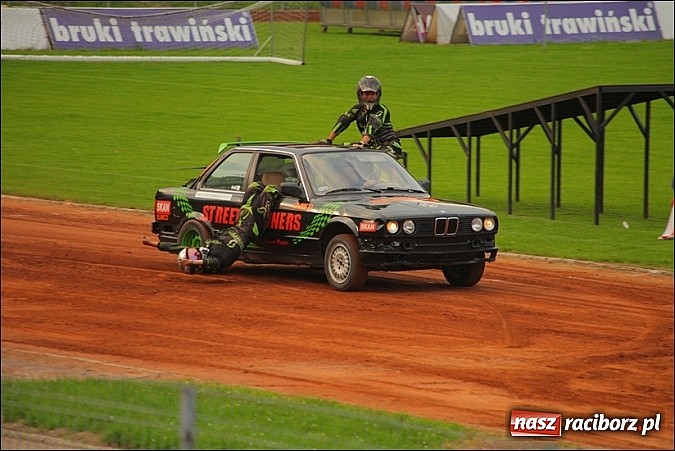 Zdjęcie w galerii na portalu naszraciborz.pl: Freestyle Streets Owners - doskonałe kaskaderskie show na stadionie wiadomości z regionu