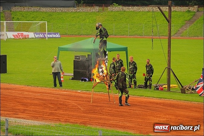 Zdjęcie w galerii na portalu naszraciborz.pl: Freestyle Streets Owners - doskonałe kaskaderskie show na stadionie wiadomości z regionu