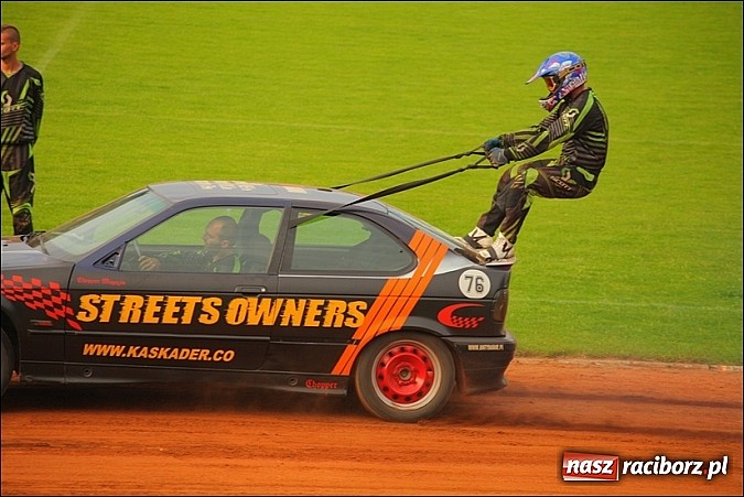 Zdjęcie w galerii na portalu naszraciborz.pl: Freestyle Streets Owners - doskonałe kaskaderskie show na stadionie wiadomości z regionu