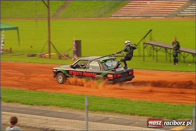 Zdjęcie w galerii na portalu naszraciborz.pl: Freestyle Streets Owners - doskonałe kaskaderskie show na stadionie wiadomości z regionu