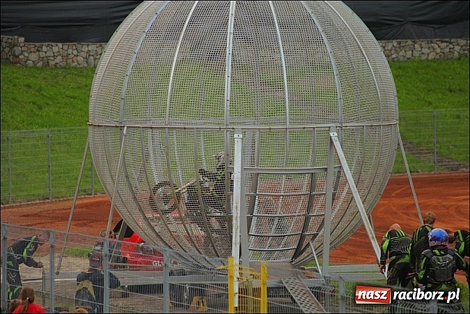Zdjęcie w galerii na portalu naszraciborz.pl: Freestyle Streets Owners - doskonałe kaskaderskie show na stadionie wiadomości z regionu