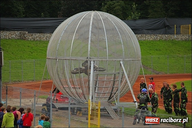 Zdjęcie w galerii na portalu naszraciborz.pl: Freestyle Streets Owners - doskonałe kaskaderskie show na stadionie wiadomości z regionu