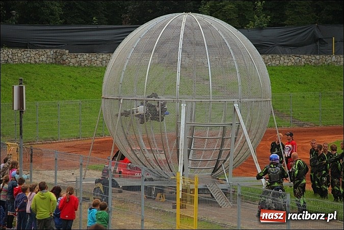 Zdjęcie w galerii na portalu naszraciborz.pl: Freestyle Streets Owners - doskonałe kaskaderskie show na stadionie wiadomości z regionu
