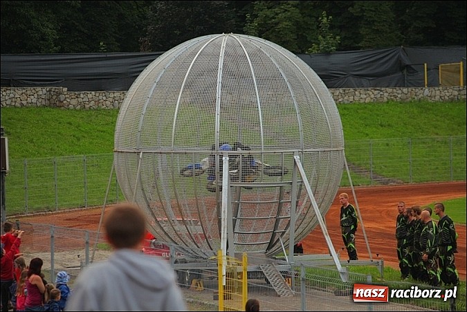 Zdjęcie w galerii na portalu naszraciborz.pl: Freestyle Streets Owners - doskonałe kaskaderskie show na stadionie wiadomości z regionu