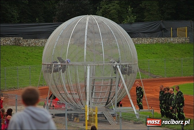 Zdjęcie w galerii na portalu naszraciborz.pl: Freestyle Streets Owners - doskonałe kaskaderskie show na stadionie wiadomości z regionu