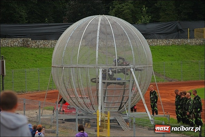 Zdjęcie w galerii na portalu naszraciborz.pl: Freestyle Streets Owners - doskonałe kaskaderskie show na stadionie wiadomości z regionu