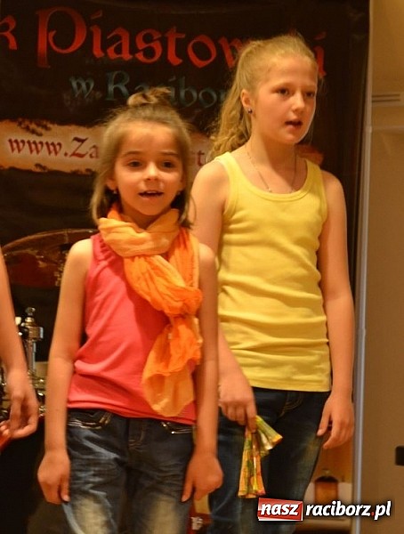 Zdjęcie w galerii na portalu naszraciborz.pl: Uczniowie Szkoły Muzycznej z Rydułtów na zamku wiadomości z regionu