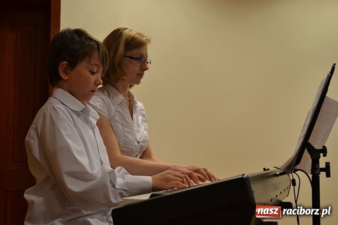 Zdjęcie w galerii na portalu naszraciborz.pl: Uczniowie Szkoły Muzycznej z Rydułtów na zamku wiadomości z regionu