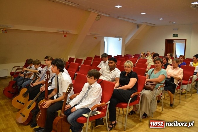 Zdjęcie w galerii na portalu naszraciborz.pl: Uczniowie Szkoły Muzycznej z Rydułtów na zamku wiadomości z regionu