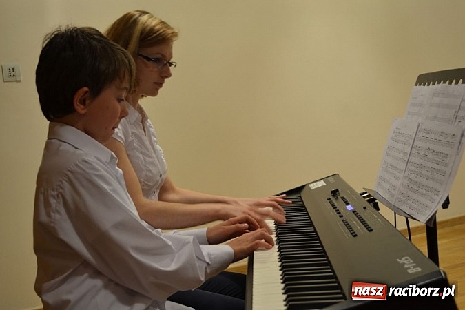 Zdjęcie w galerii na portalu naszraciborz.pl: Uczniowie Szkoły Muzycznej z Rydułtów na zamku wiadomości z regionu