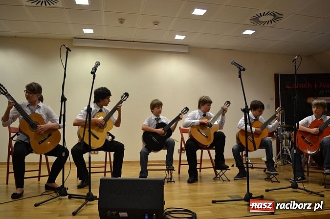 Zdjęcie w galerii na portalu naszraciborz.pl: Uczniowie Szkoły Muzycznej z Rydułtów na zamku wiadomości z regionu