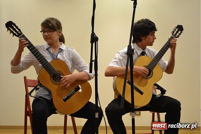 Zdjęcie w galerii na portalu naszraciborz.pl: Uczniowie Szkoły Muzycznej z Rydułtów na zamku wiadomości z regionu