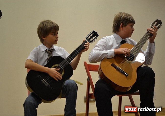 Zdjęcie w galerii na portalu naszraciborz.pl: Uczniowie Szkoły Muzycznej z Rydułtów na zamku wiadomości z regionu